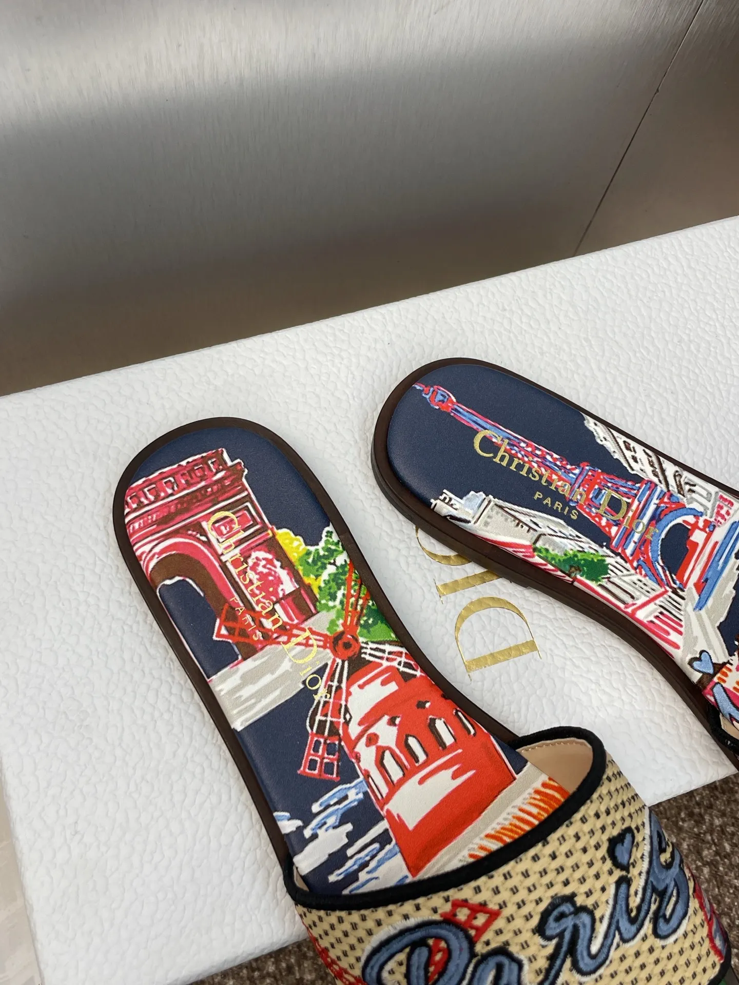 👟👟Ex-factory price 500👟👟 Dior 2025 spring and summer new style DWAY flat flip flops jelly color women's shoes CD letter logo three-dimensional embroidery round toe open toe color block sandals Material: upper imported raffia electric embroidery high temperature water-soluble cotton technical fabric + water-dyed sheepskin lining + Italian thickened leather outsole size: 34-42 (34.40.41.42. Customized, non-refundable and non-exchangeable)